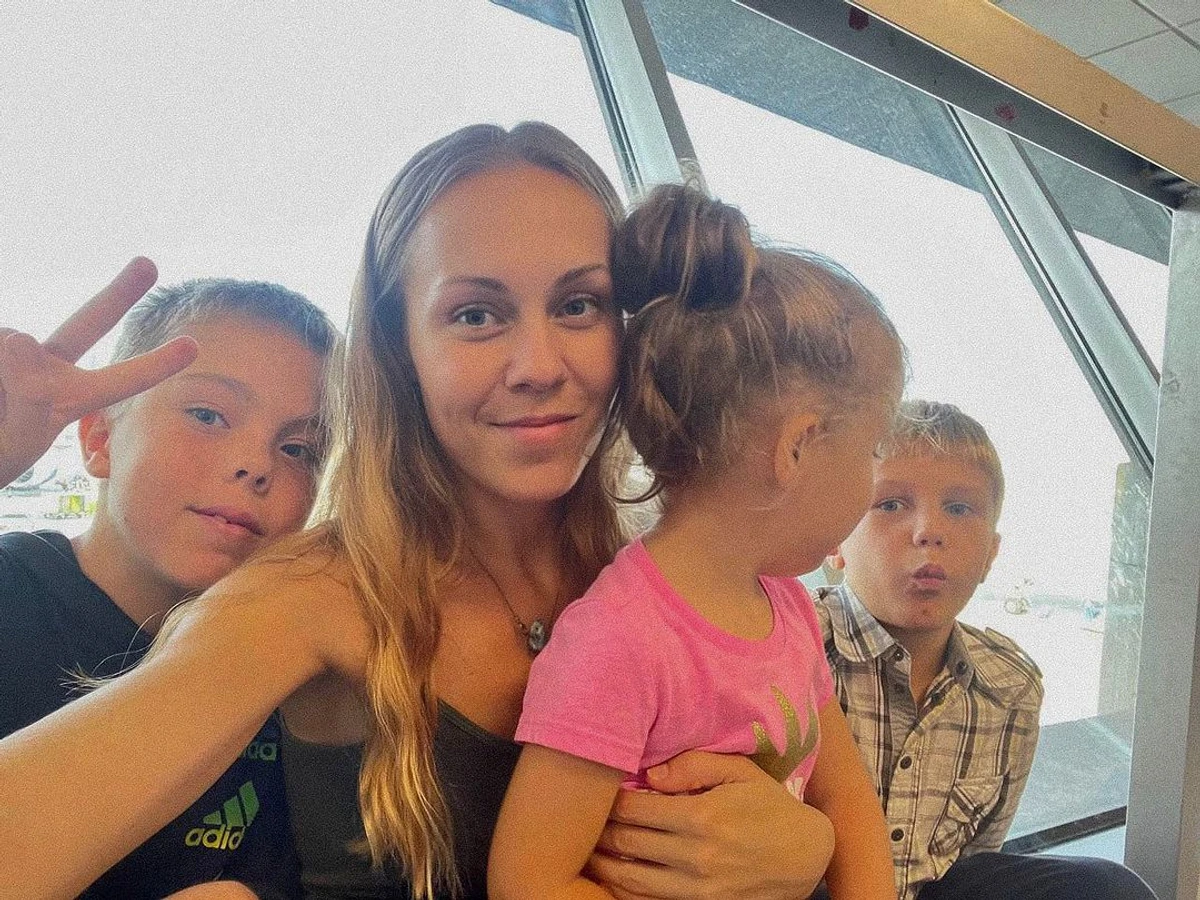Олена з дітьми