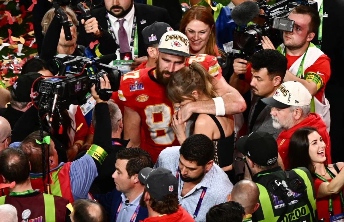 Тревіс та його найпалкіша вболівальниця Тейлор