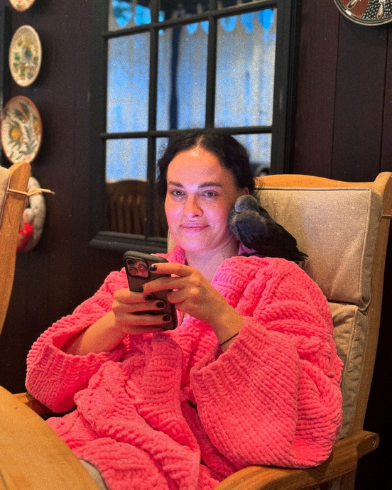 Даша Астаф'єва з галкою на плечі