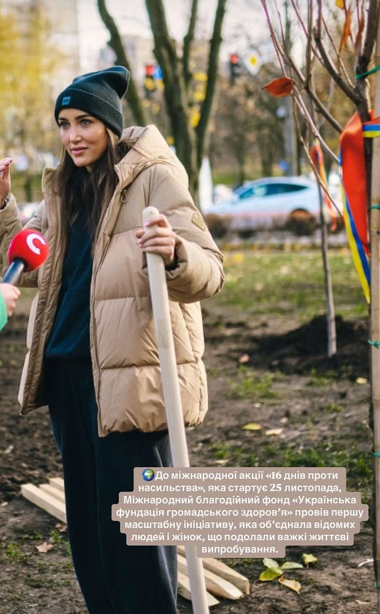 Аня висадила дерево на Алеї жіночої сили