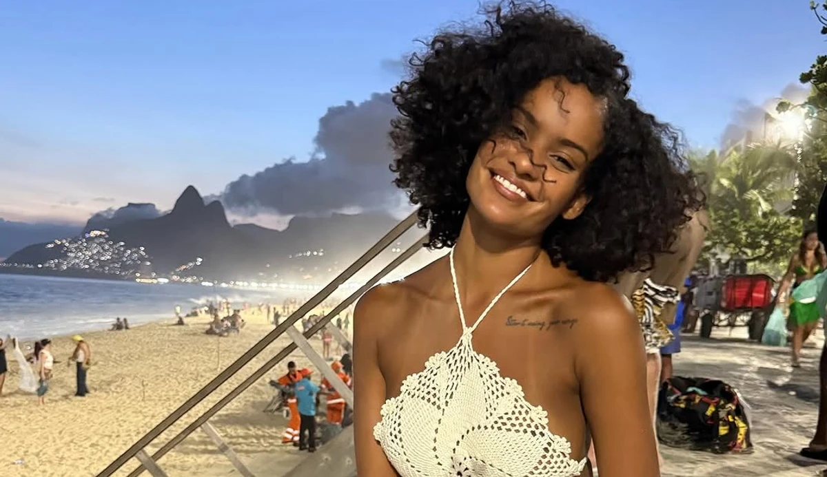 Нара Баптіста позує для фото