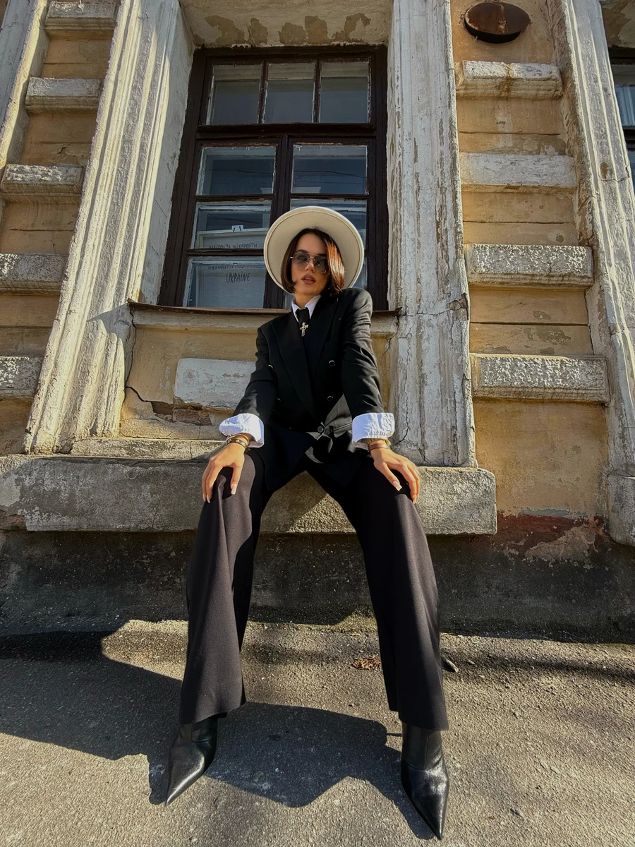 Образ у брючному костюмі