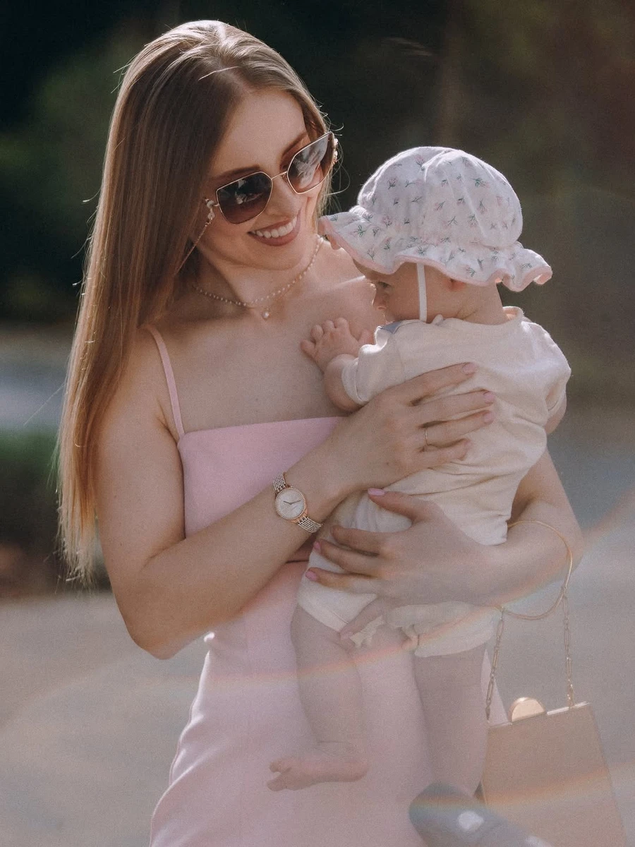Анна Сагайдачна заобіймала донечку для фото