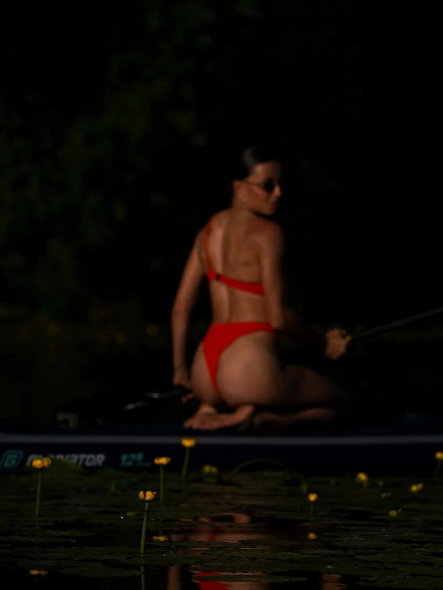 Марина Бех у бікіні похвалилася апетитними формами на воді