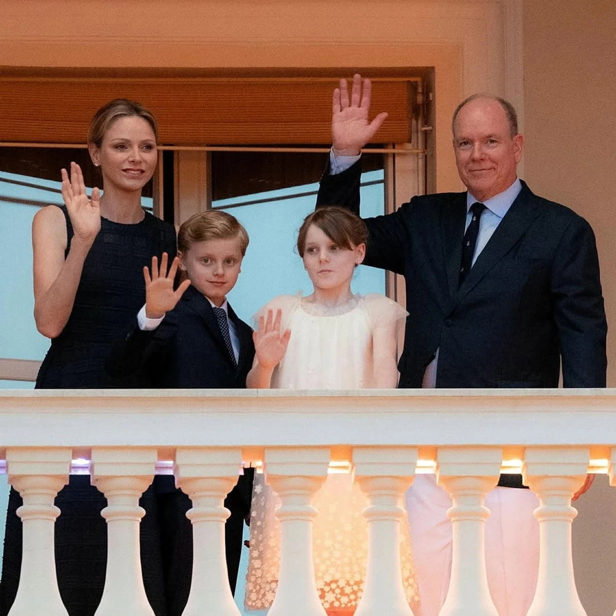 Княгиня Монако з дітьми та чоловіком попозували в ошатних луках