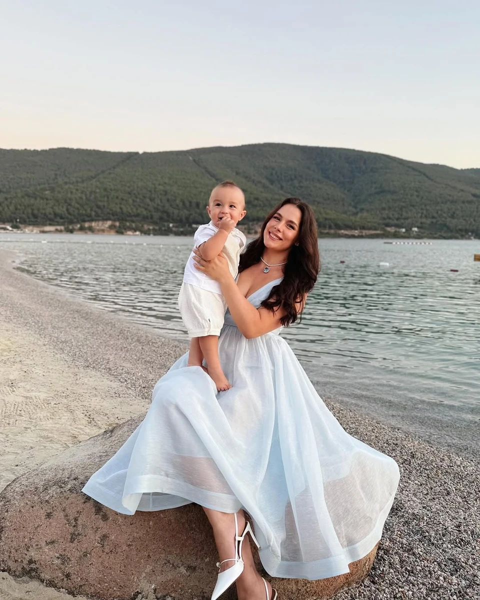 Іванна Онуфрійчук з сином на пляжі