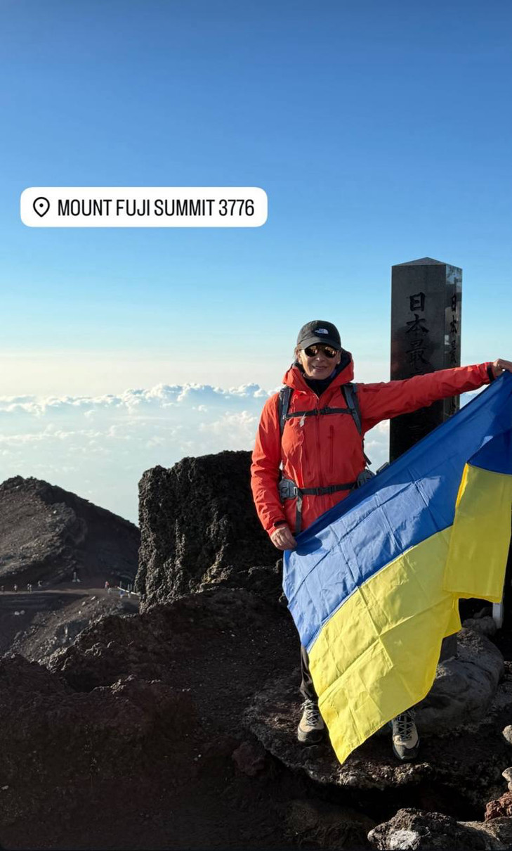 Марина Філатова з прапором України на гірській вершині