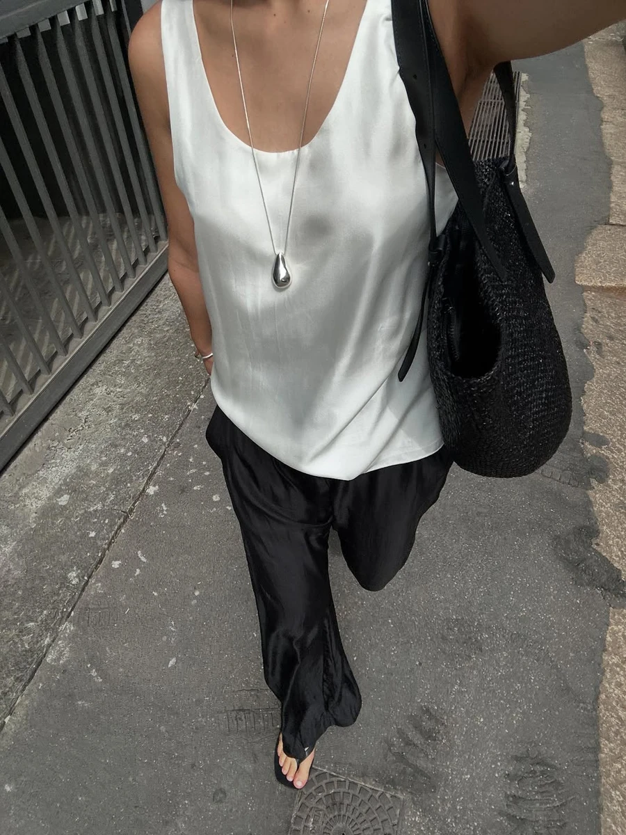 Образ з шовковою майкою і штанами