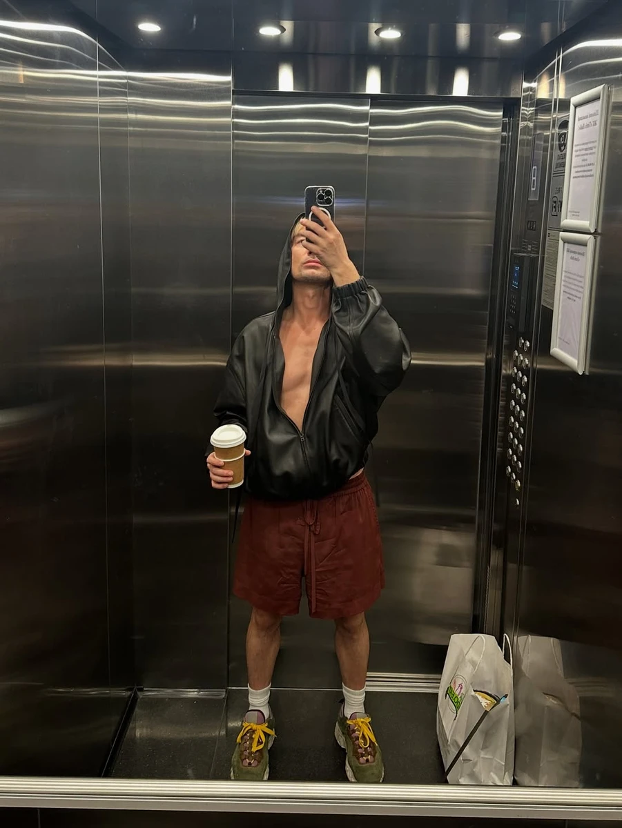 Алан Бадоєв показався в ліфті з розстібнутою курткою