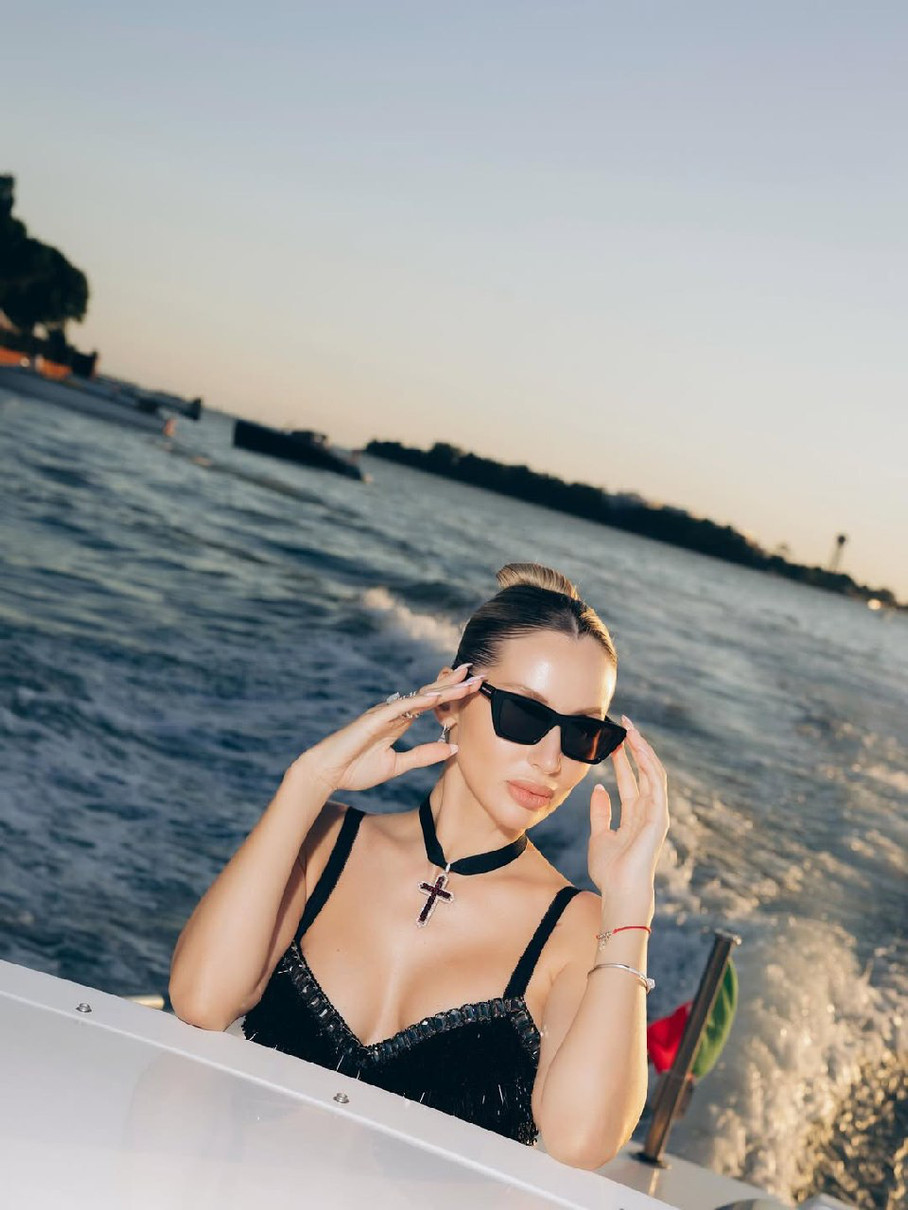 Лобода посвітила декольте