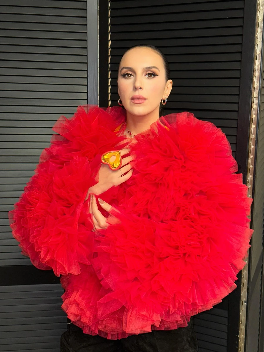 Джамала в червоному