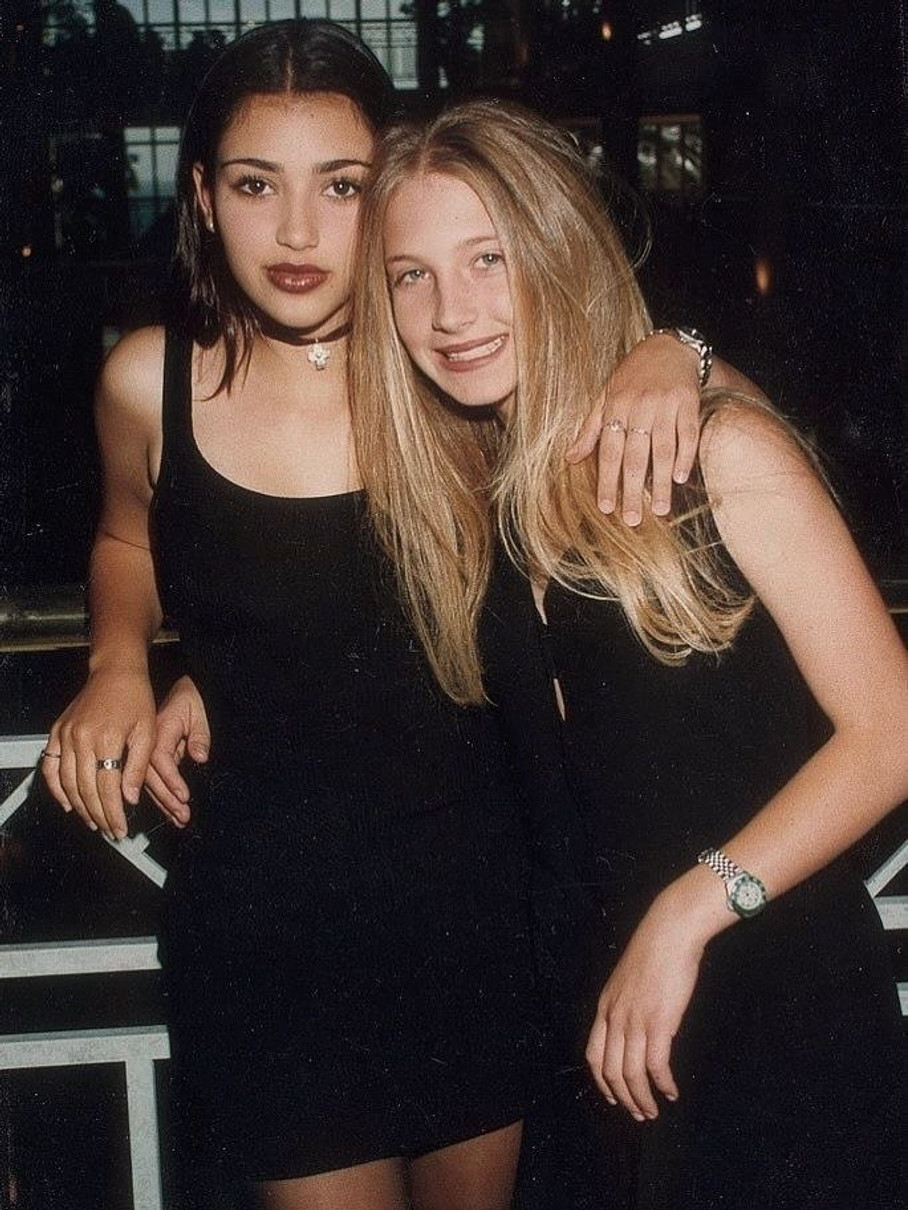 Кім Кардашян у мінісукні показала себе у підлітковості