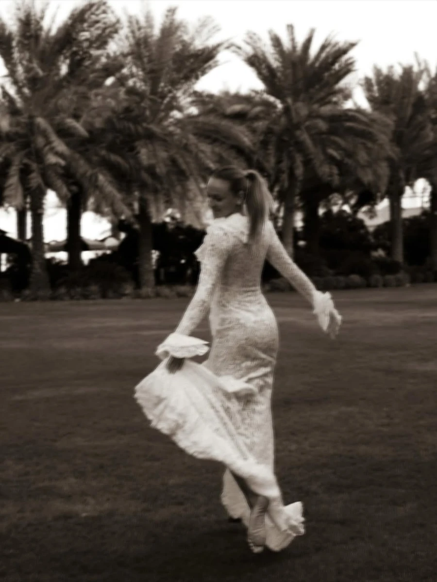 Дар'я Білодід у довгій білій сукні