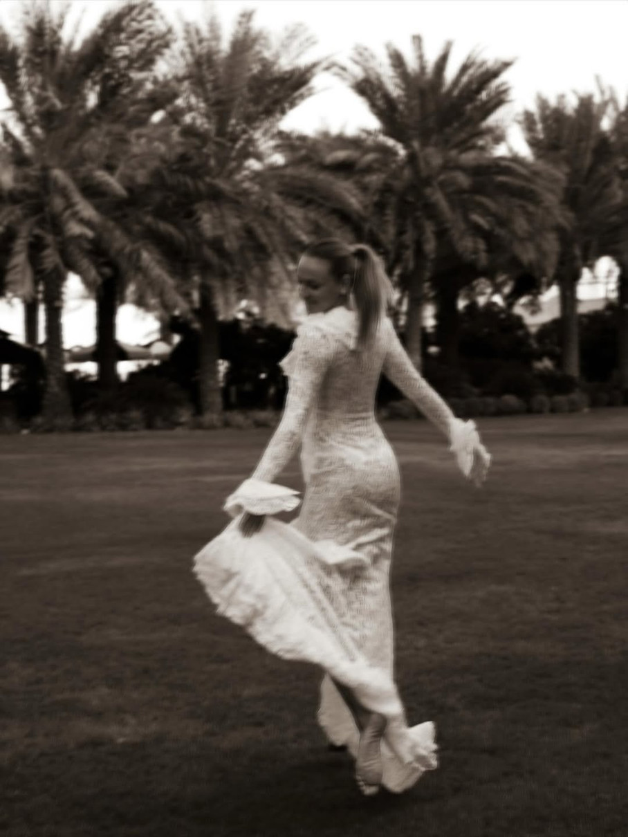 Дар'я Білодід у довгій білій сукні