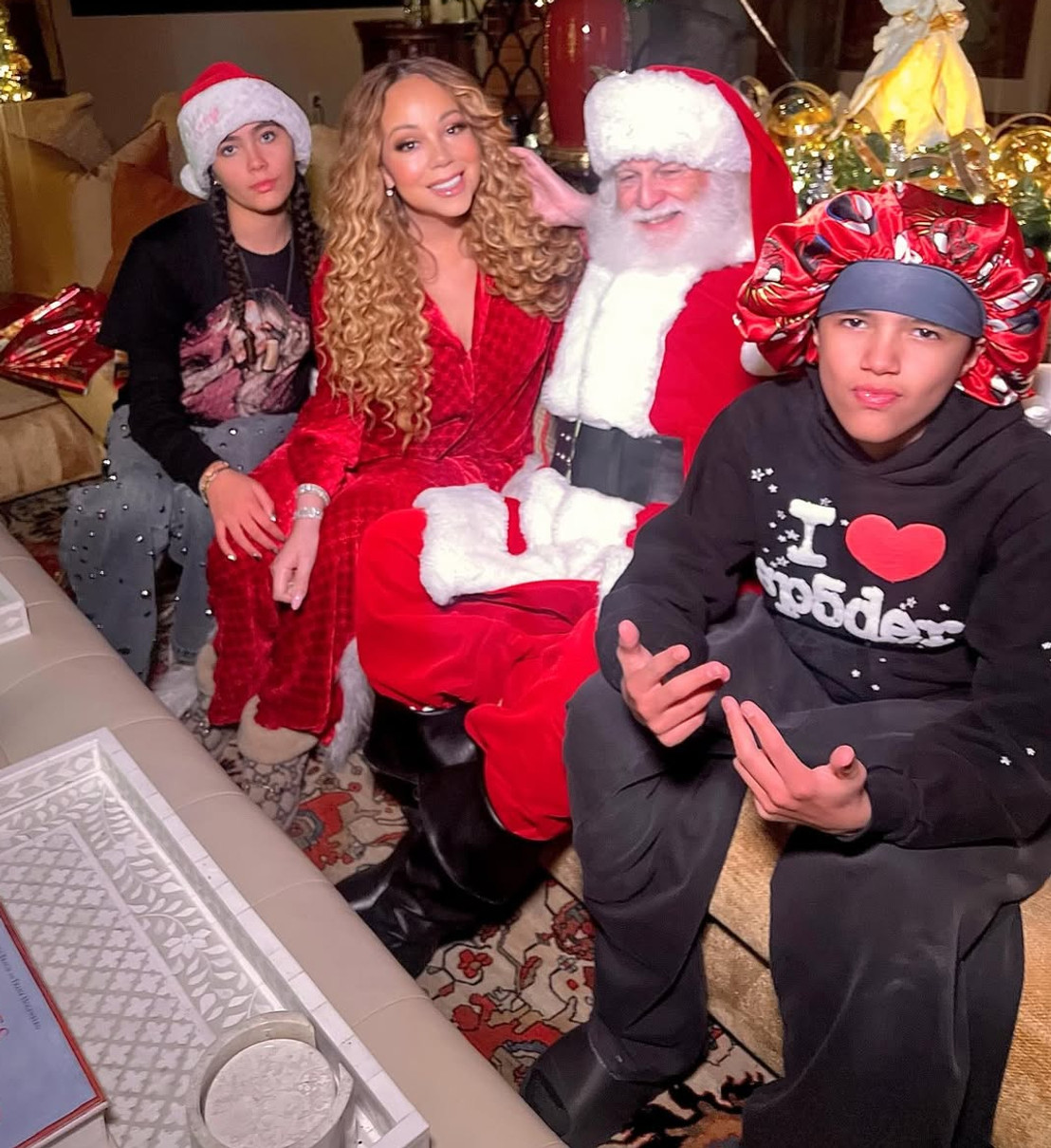 Мерая Кері попозувала з дітьми та Сантою на різдвяних фото