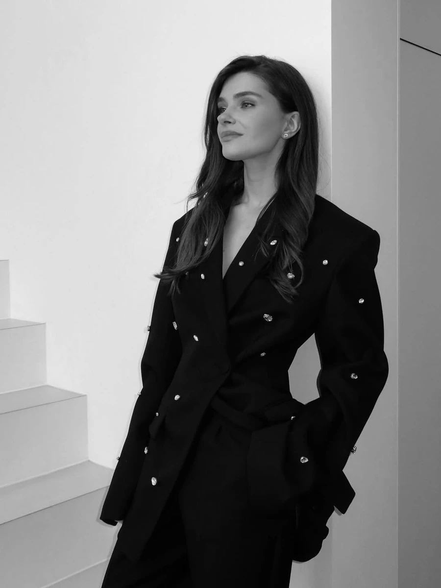 Дружина Остапчука покрасувалася в стильному костюмі з камінчиками