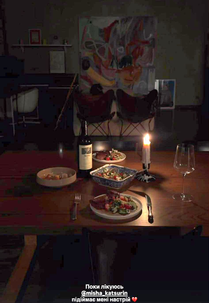 Міша Кацурін лікує свою Надю смаколиками 