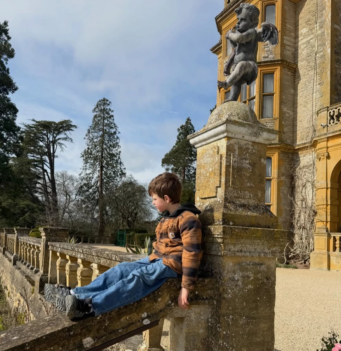 Наречена Стейтема показала сина біля архітектури