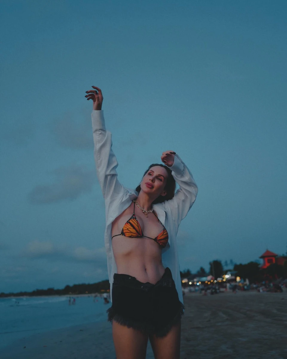 А якщо поряд немає заліза, Світлана впроваджує розтяжки та елементи з йоги