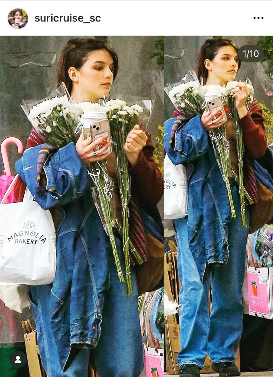 Дівчину зазнімкували з квітами у Нью-Йорку