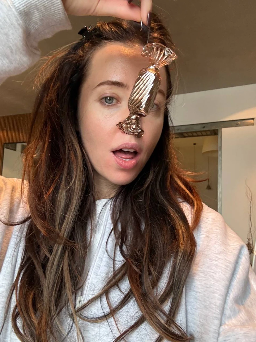 Дорофєєва з іграшкою з ялинки