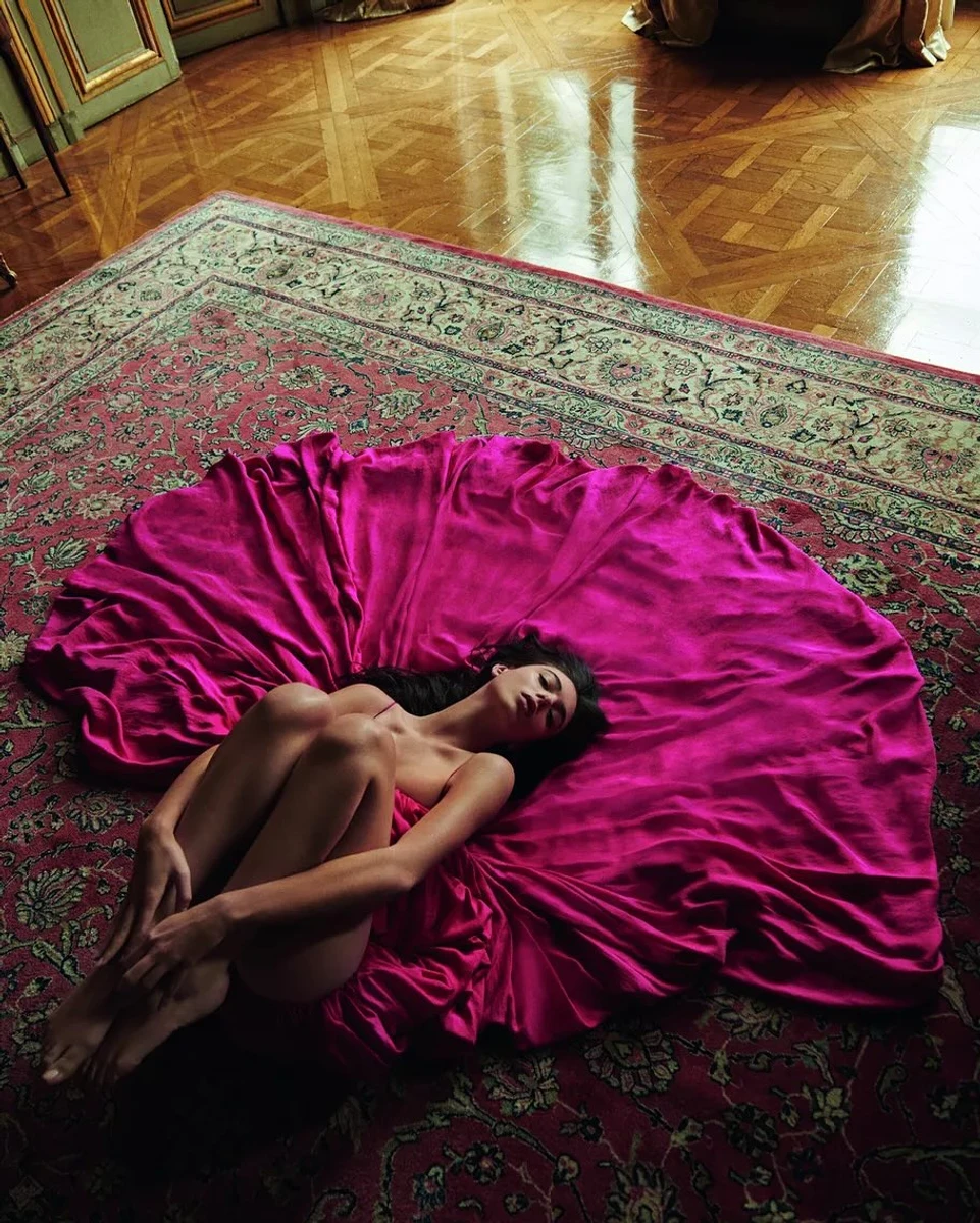 Донька Моніки Беллуччі полежала на підлозі з голими стегнами