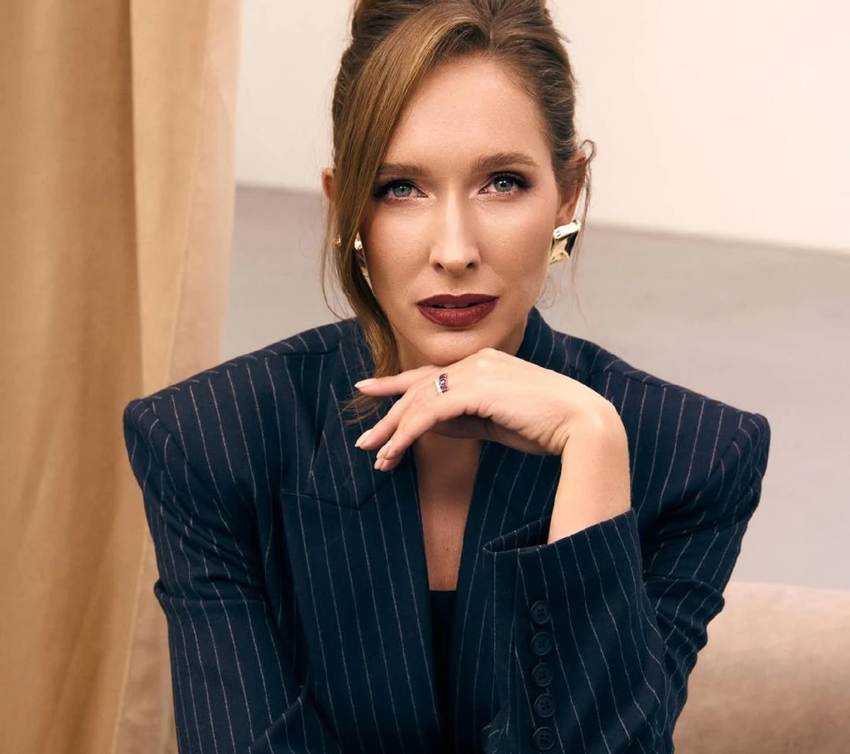 Катерина Осадча у чорному жакеті