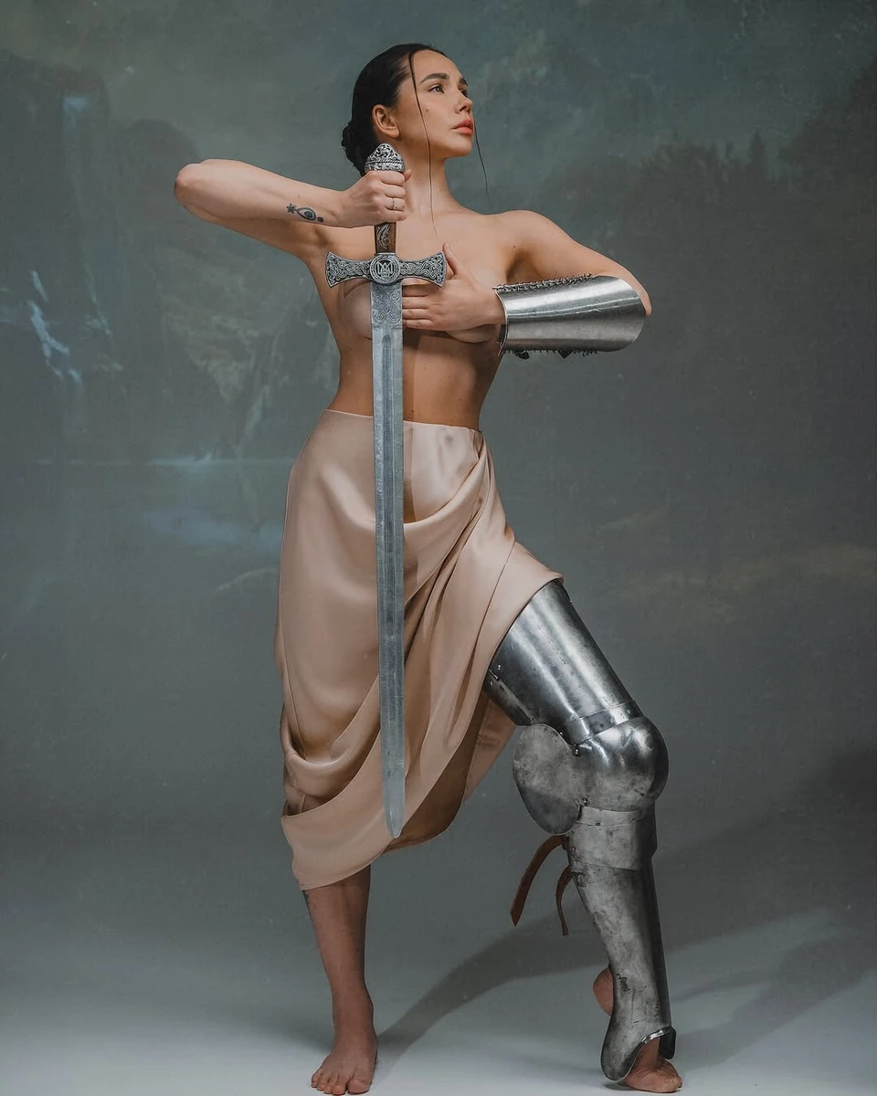 Наталія Татарінцева попозувала з голим бюстом і мечем в руках