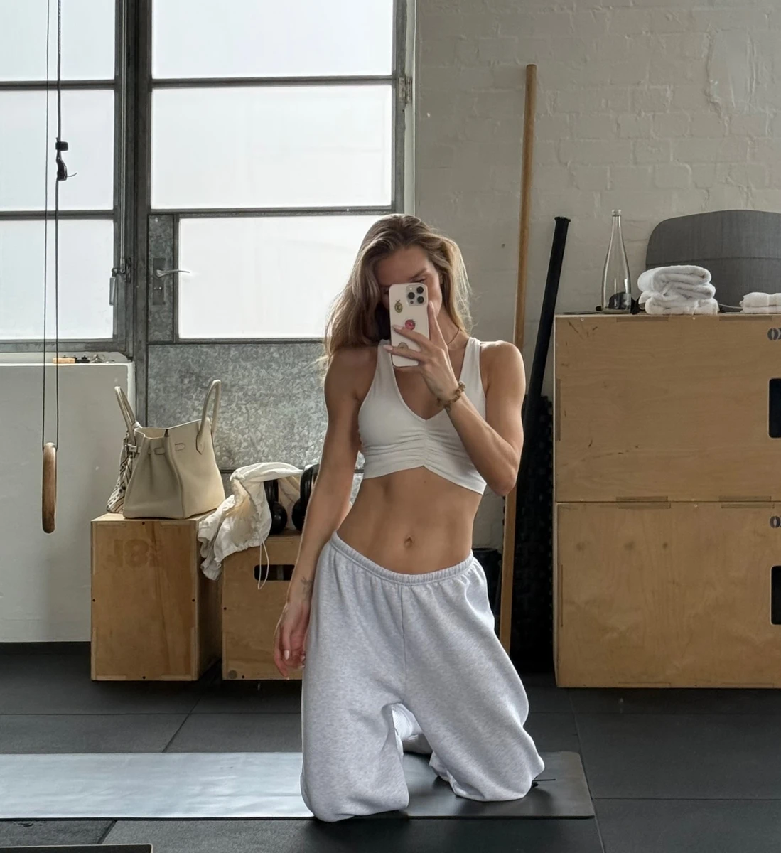 Наречена Стейтема у топі посвітила пласким животом