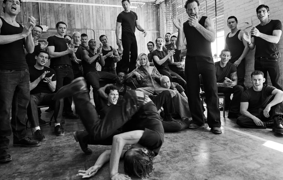 Шерон Стоун на дивані попритулялася до чоловіків-моделей