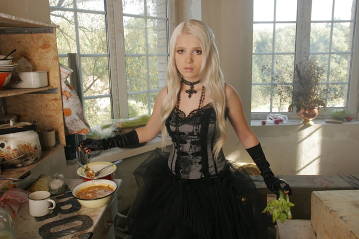 Міка Ньютон в юності