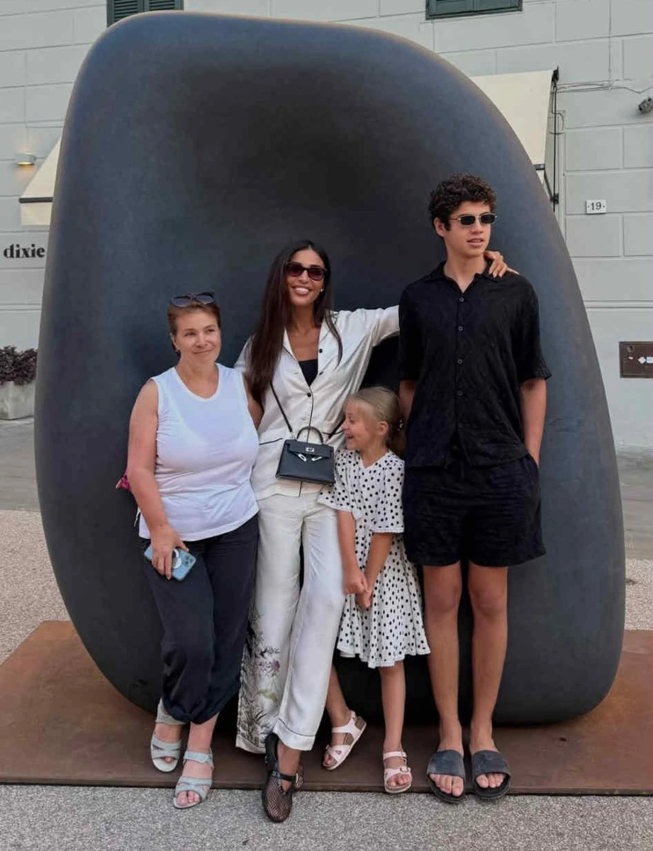 Санта Дімопулос з сестрою Яною