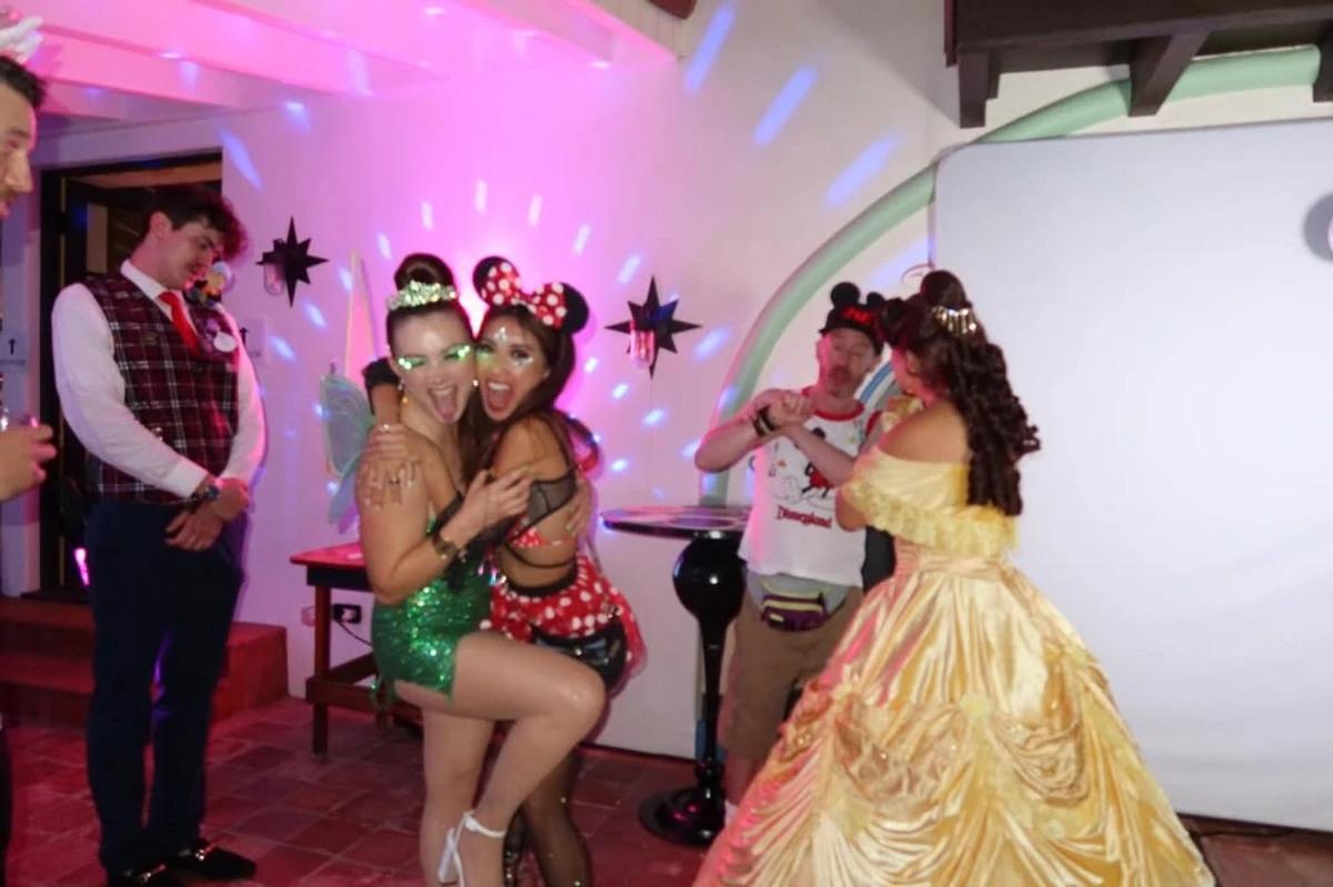 Цікаво, що цим фото поділилася в себе у Instagram і Бренда Сонг, але обрізала з нього Белль