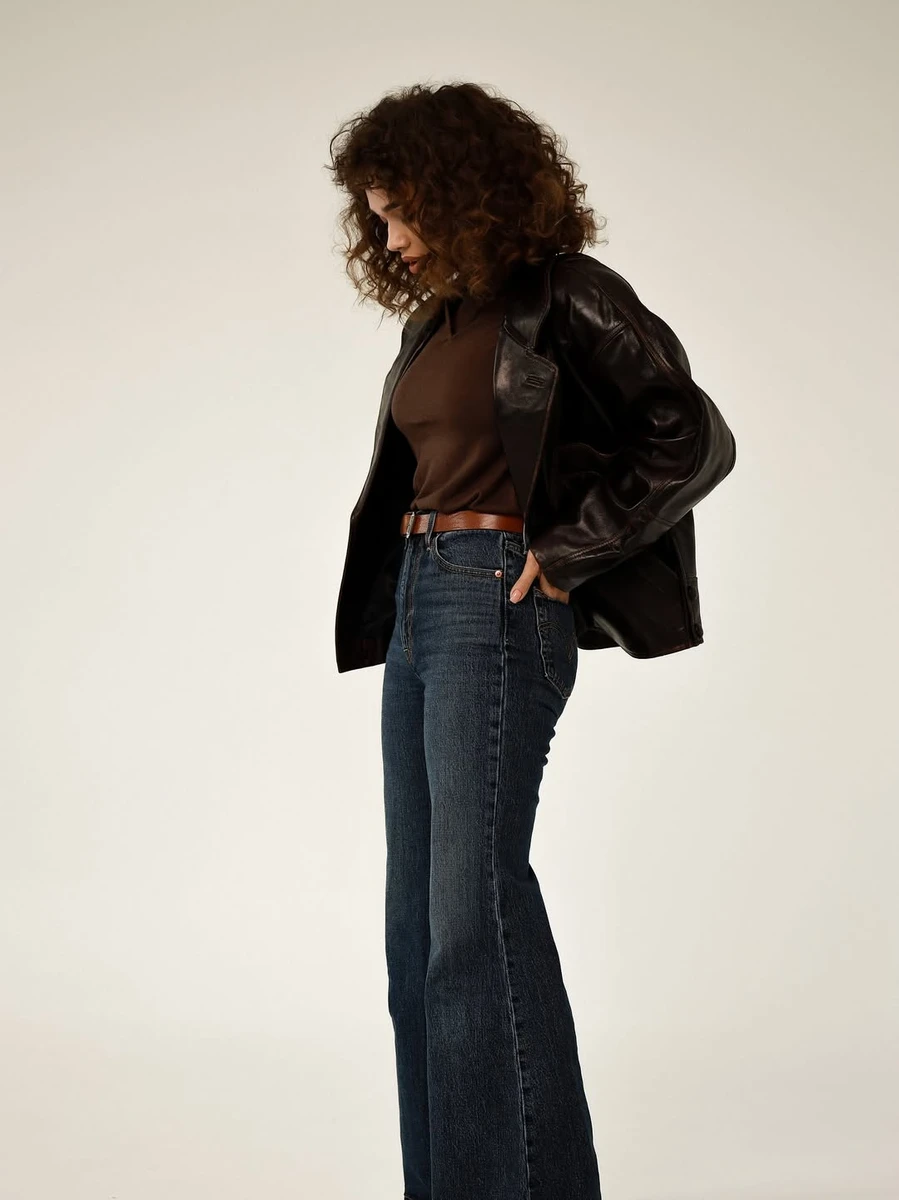 Саша Бо з кучерями попозувала в джинсах і шкірянці