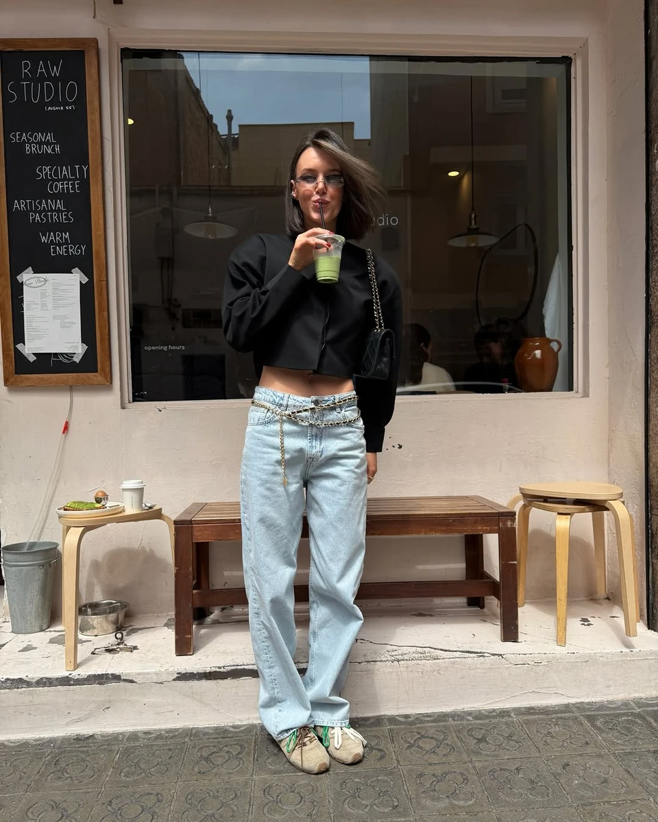 Образ з джинсами і пласкими кросівками