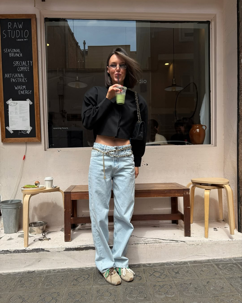 Образ з джинсами і пласкими кросівками