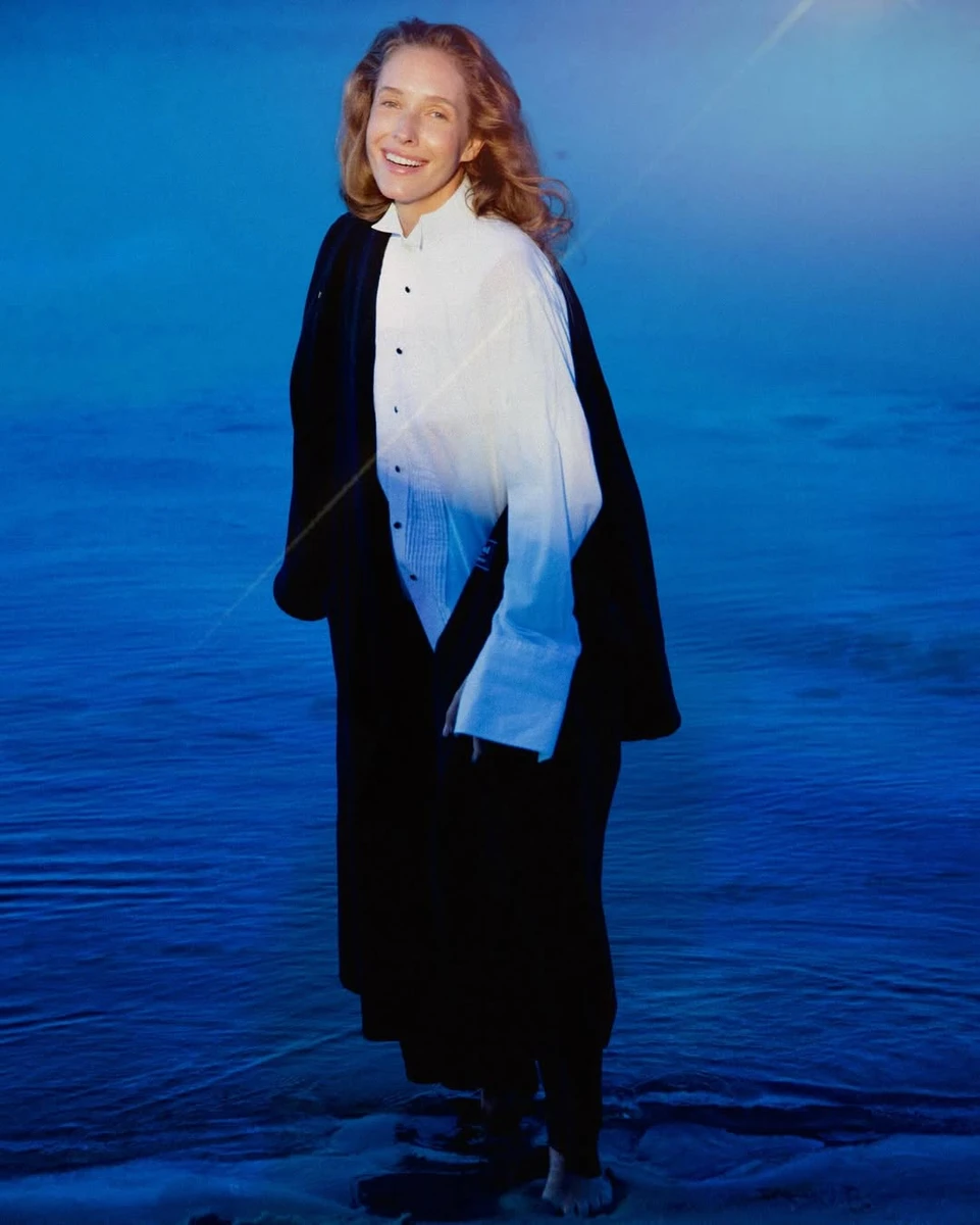 Катерина Осадча у сорочці та пальто наробила фото у воді