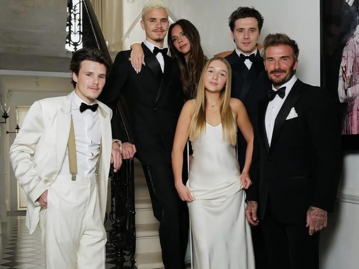 Родина Бекхемів позує для фото