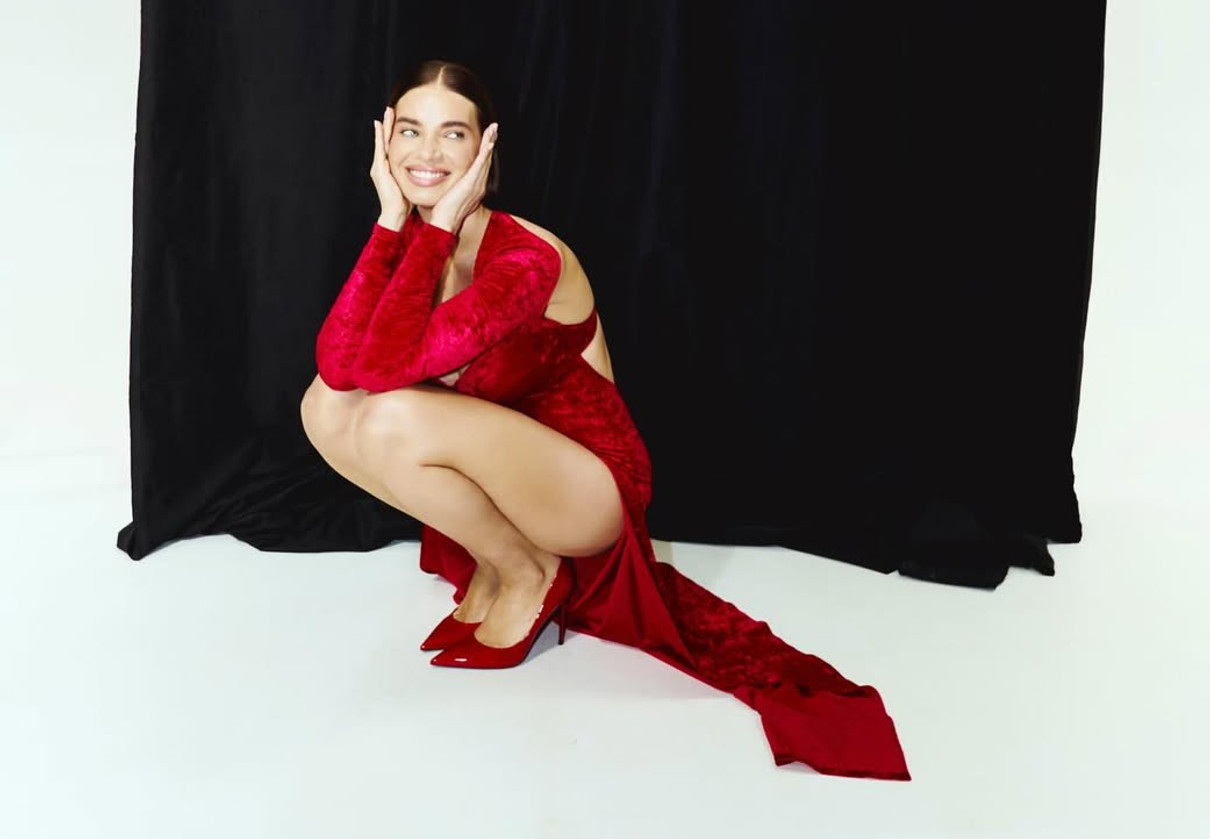 Дружина Усика похвалилася фігурою на стильних фото