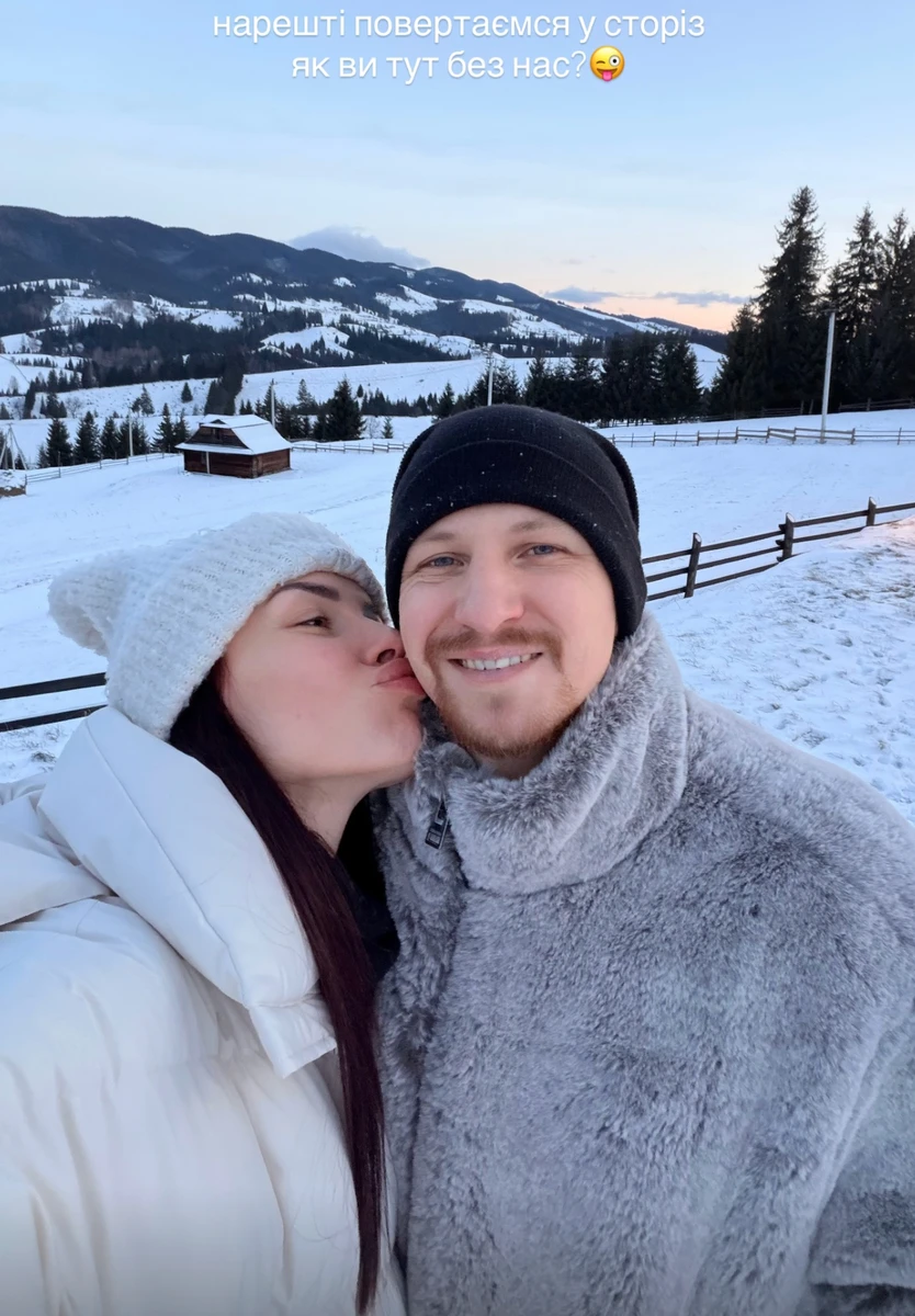 Мамаріка поцілувала чоловіка в щоку на селфі із Буковеля