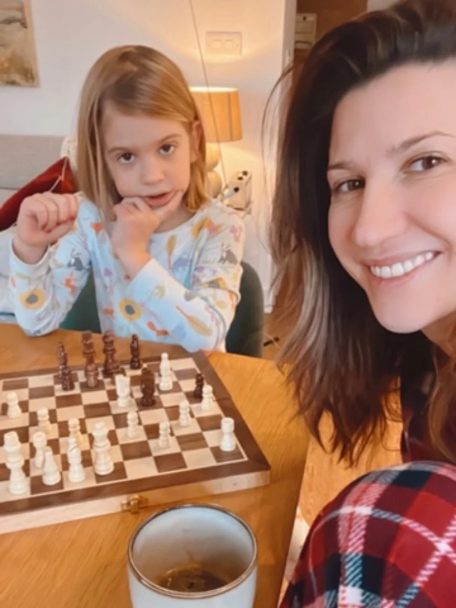 Аніта Луценко пограла з дочкою у шахи