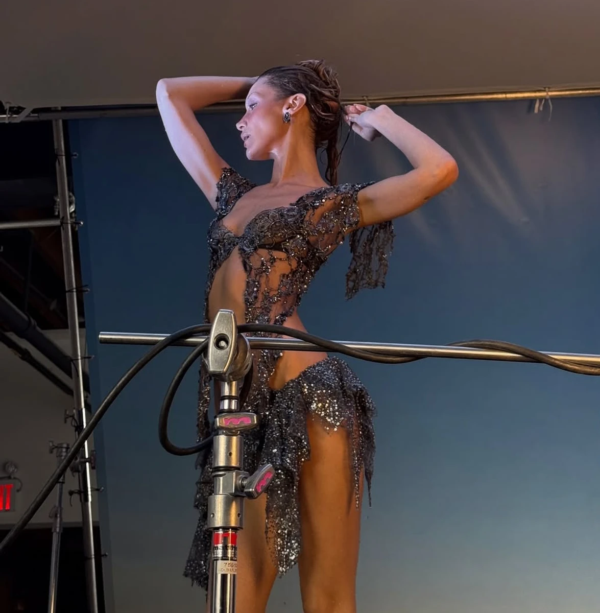 Белла Хадід похвалилася вигинами у блискучому луці та спідниці