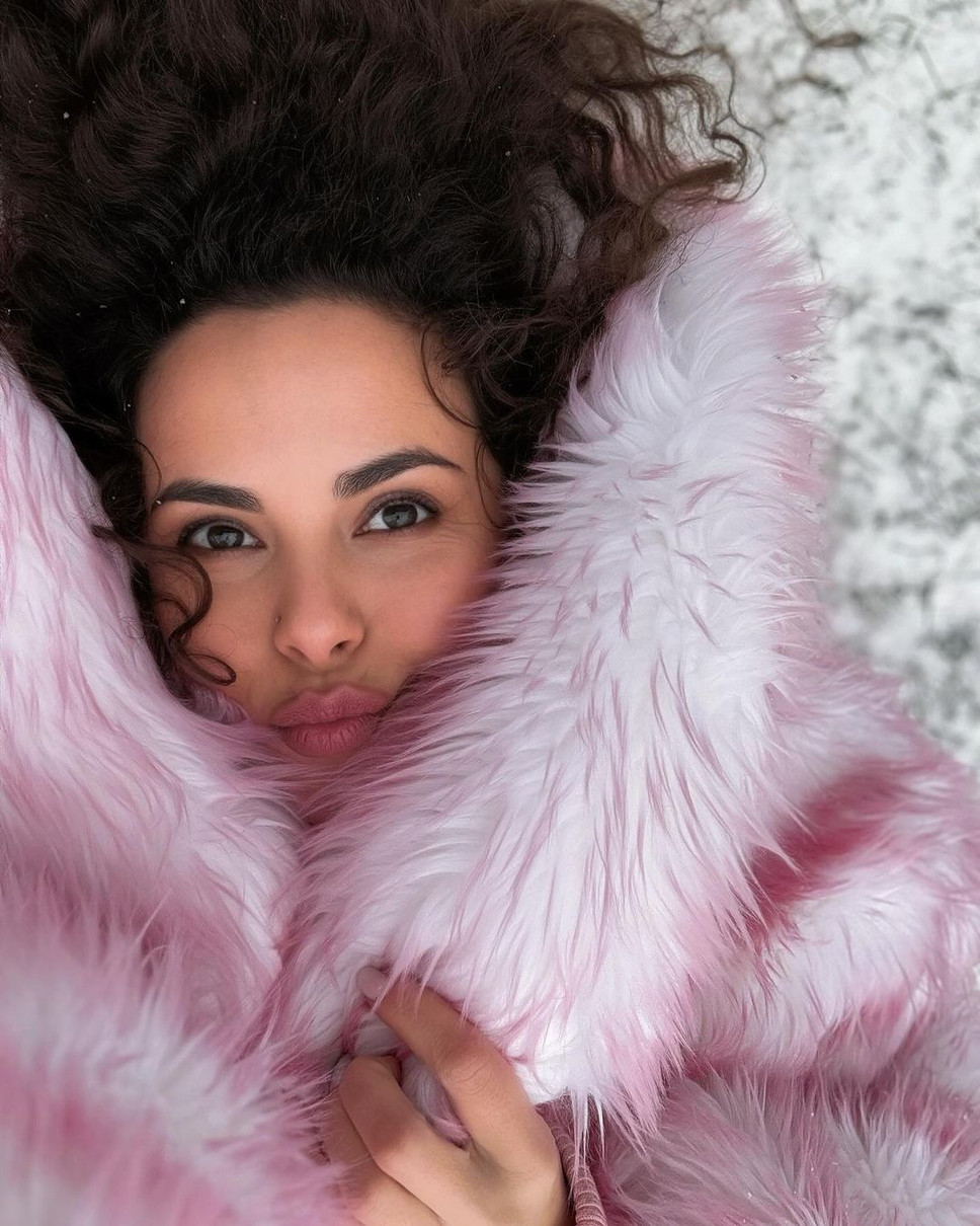 36-річна співачка Настя Каменських буквально з головою поринула у модний рожевий колір