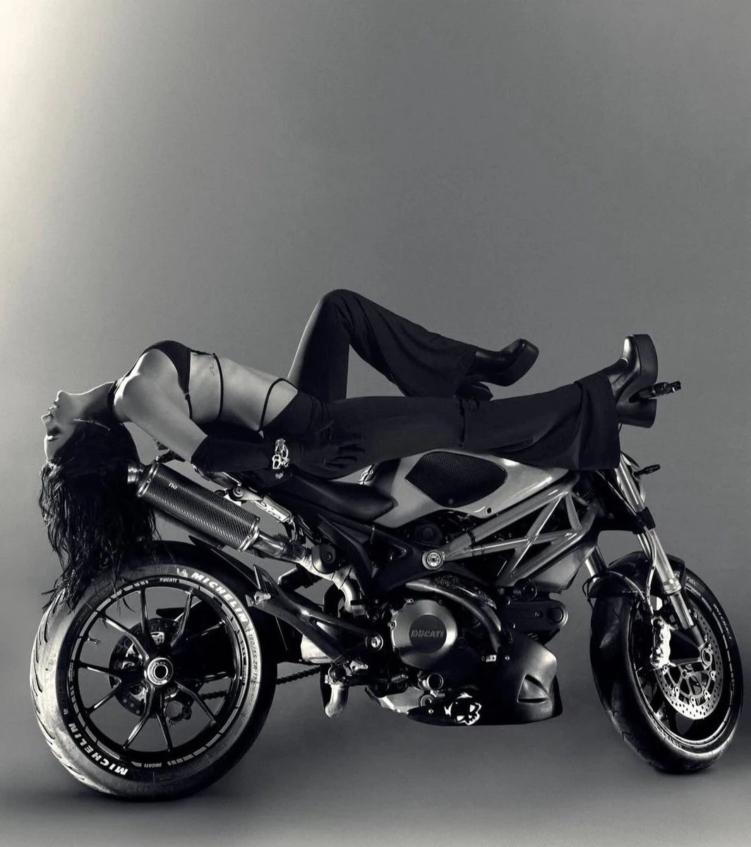 Чорно-біле фото на мотоциклі