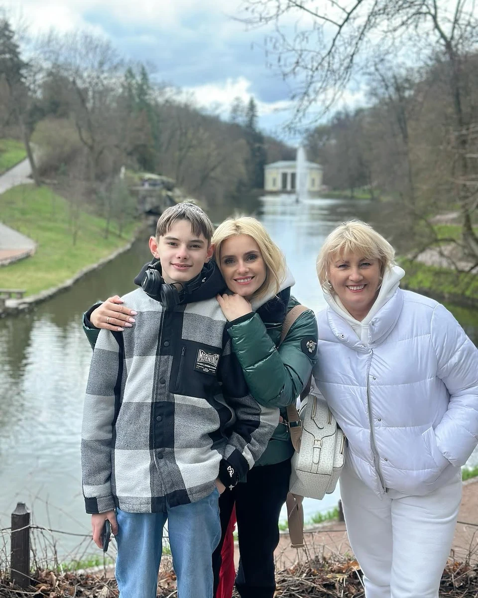 Ірина Федишин з сином і мамою попозували на тлі парку