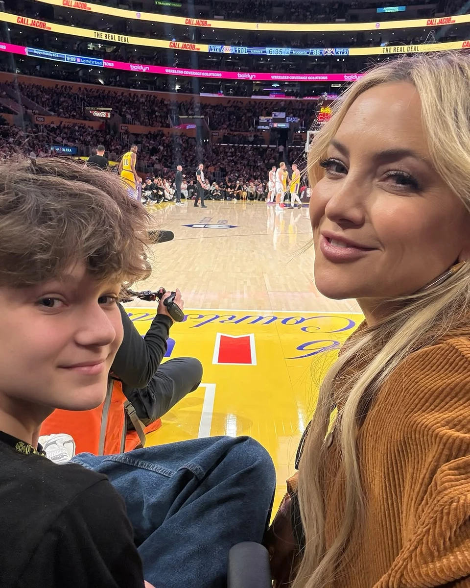 Кейт Хадсон разом із сином подивилася баскетбол