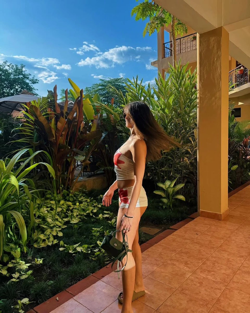 Неплях посвітила формами в Африці