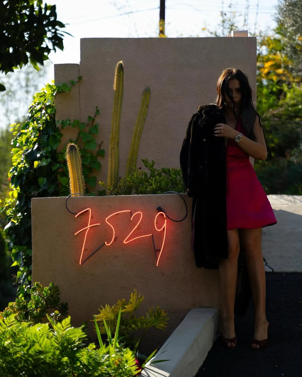 Донька Фреймут на тлі кактусів