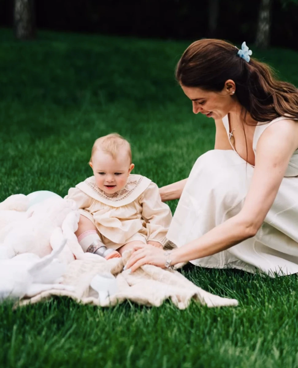 Дружина Усика в ніжній сукні посиділа з дочкою на траві
