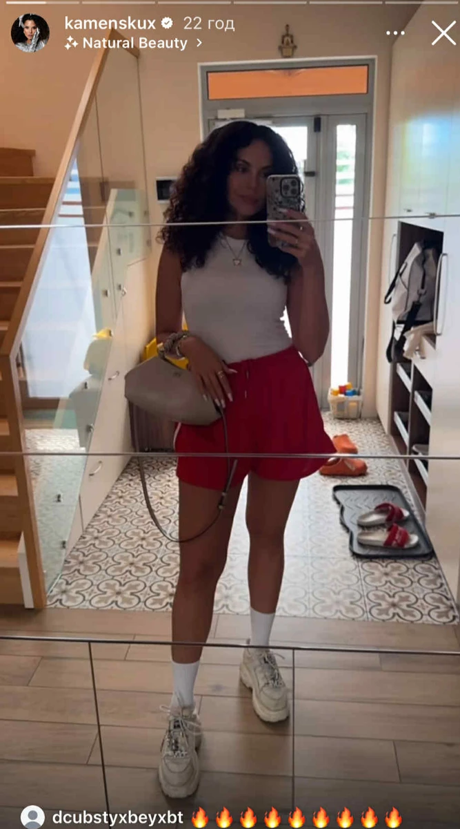 Настя Каменських позує перед дзеркалом